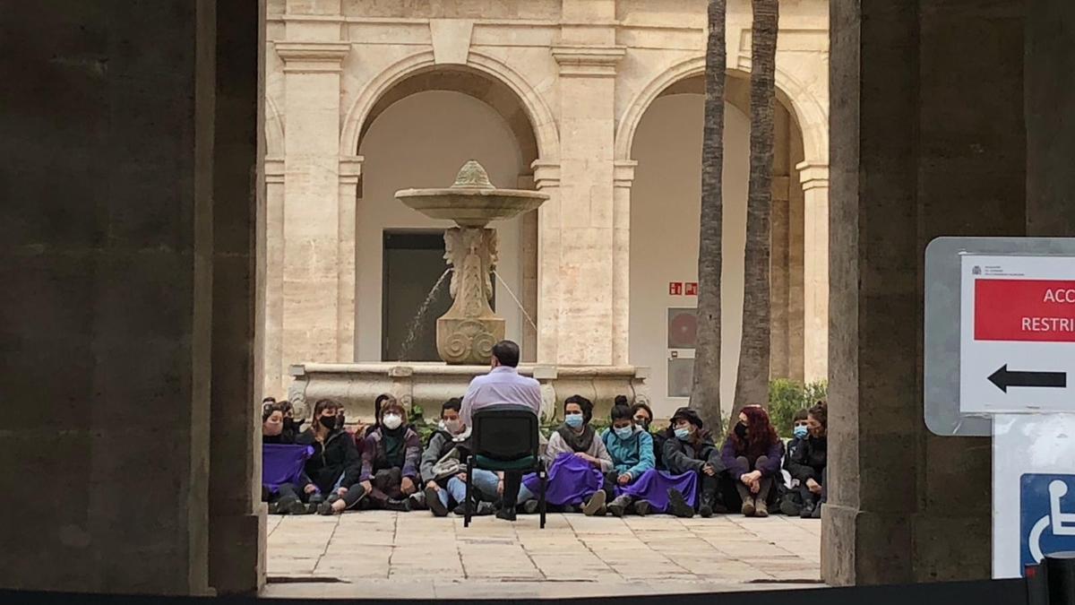 Feministas se concentran en Delegación de Gobierno de València