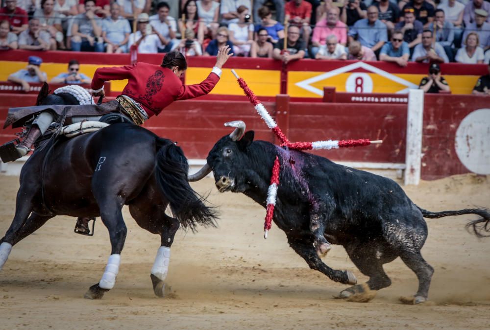 Con casi lleno en la plaza, en tarde fresca y apacible finalizó la Feria de Hogueras con la corrida de rejones