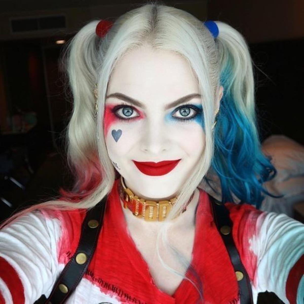 Una persona haciendo cosplay de Harley Quinn.