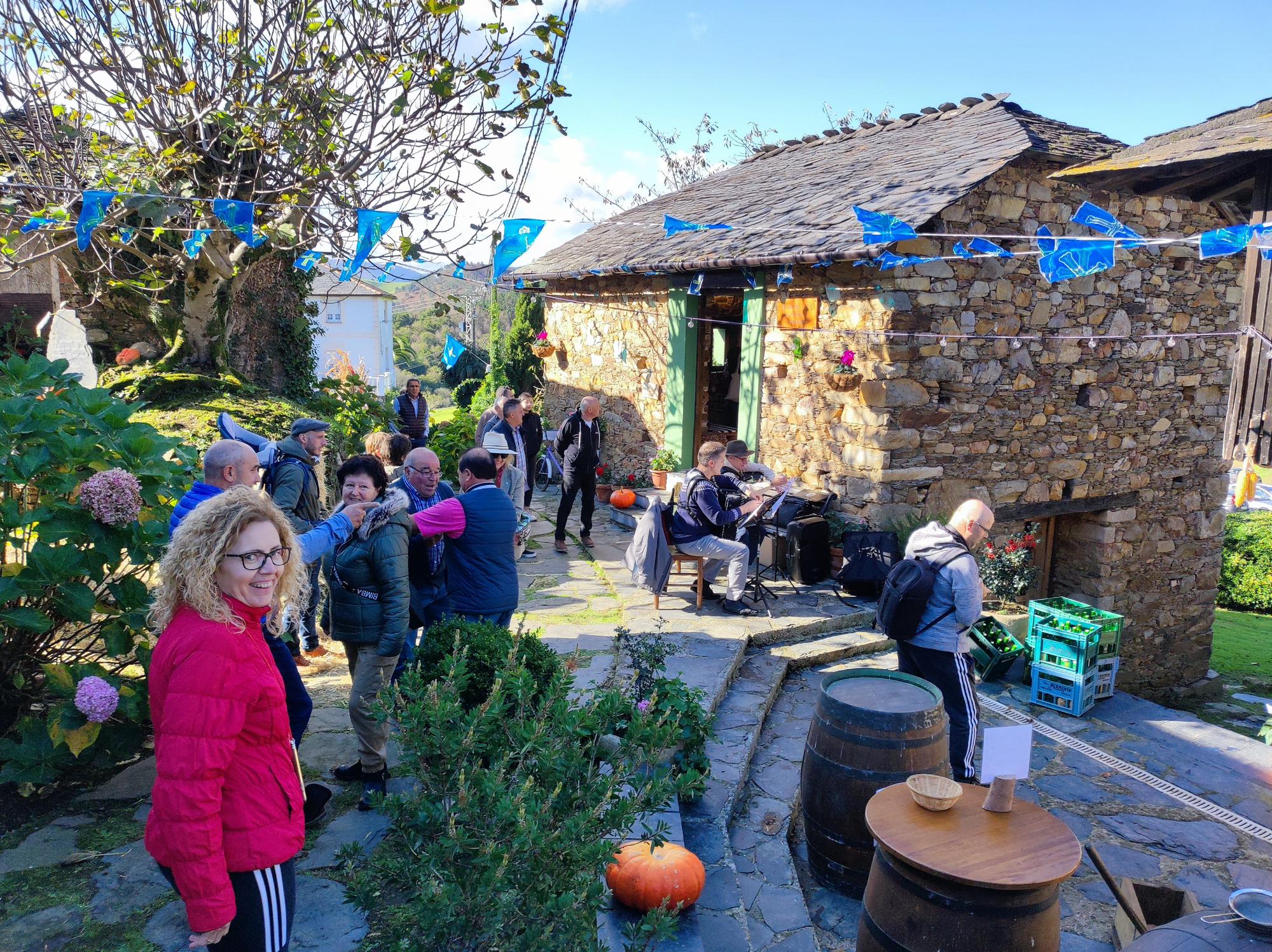 Buen ambiente en la polavilla de Villartorey, en Villayón