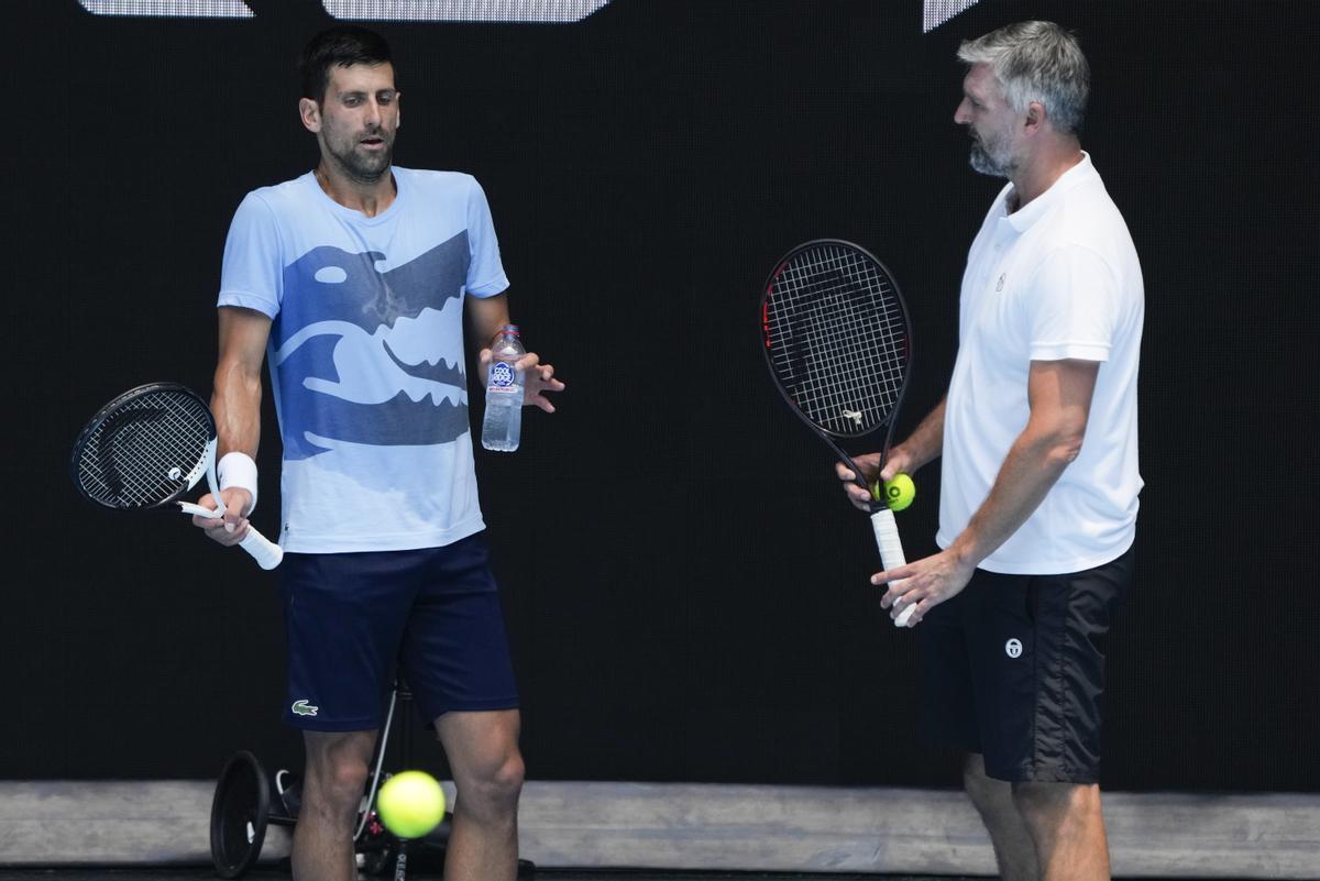 Novak Djokovic charla con Goran Ivanisevic durante el Open de Australia.
