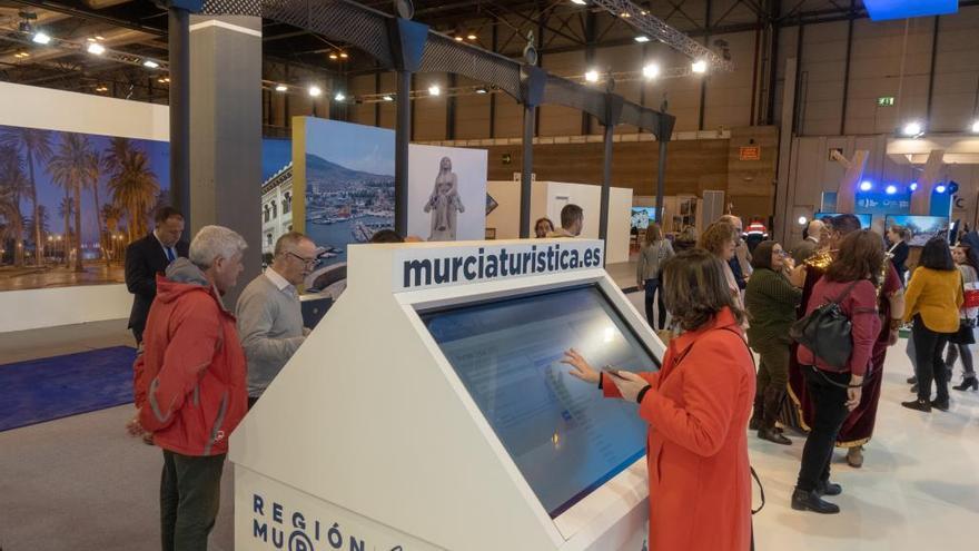 Pantallas interactivas en las que el público asistente a Fitur pudo descubrir la nueva imagen de la web www.murciaturistica.es y acceder a la herramienta de inteligencia turística de la CARM.