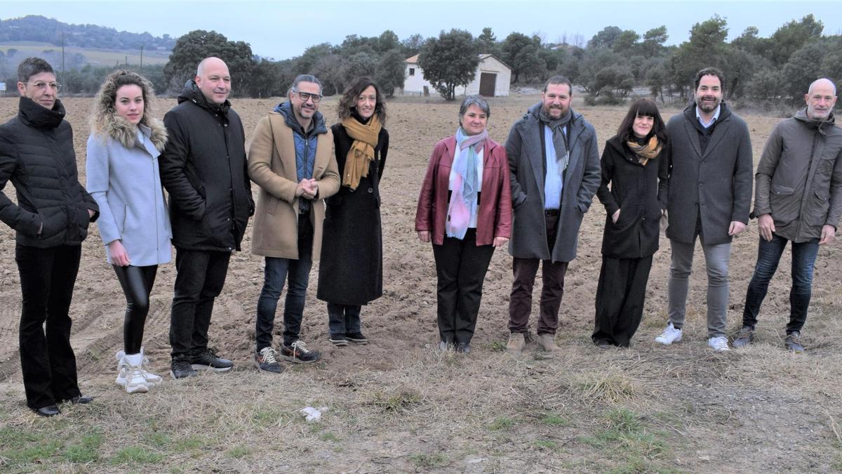 Primera visita d'obres per part de polítics de la zona i membres de la Generalitat. Darrera seu, terrenys per on passarà la variant de Sagàs