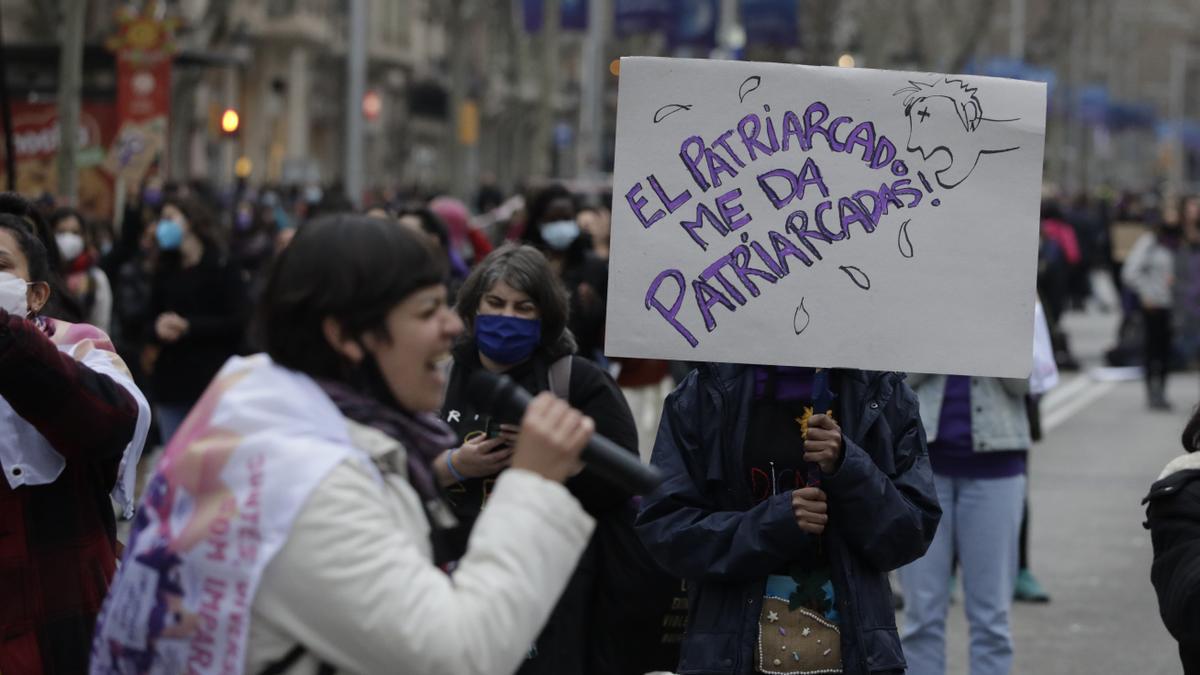 Pancarta contra el patriarcado en paseo de Gràcia, este lunes