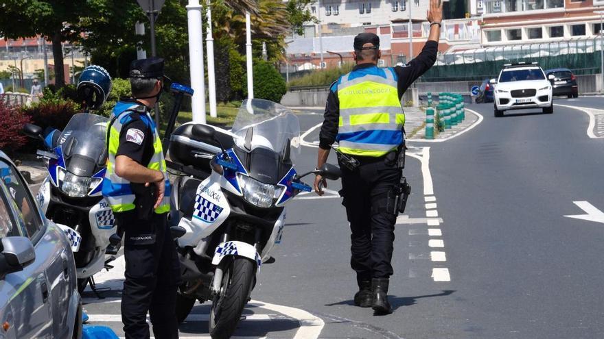 Más de una tercera parte de los puntos retirados por la Policía Local de A Coruña a conductores fue por usar el móvil