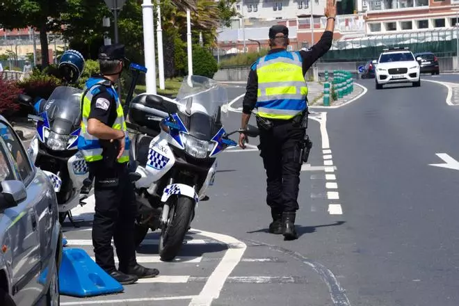Más de una tercera parte de los puntos retirados por la Policía Local de A Coruña a conductores fue por usar el móvil