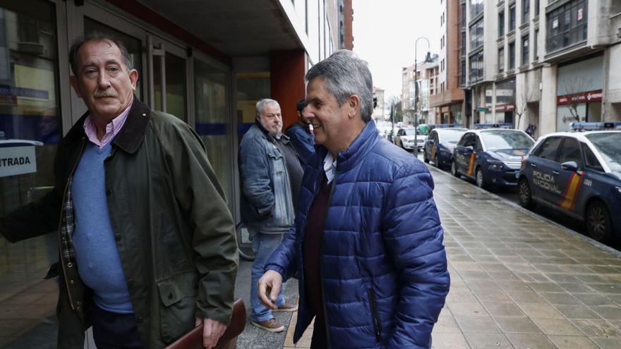 Francisco Sánchez, a la izquierda, y Miguel García Rúa, entrando a declarar como testigos en los juzgados de Avilés, en 2020. | Mara Villamuza