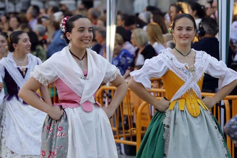 Dansà infantil en la plaza de la Virgen