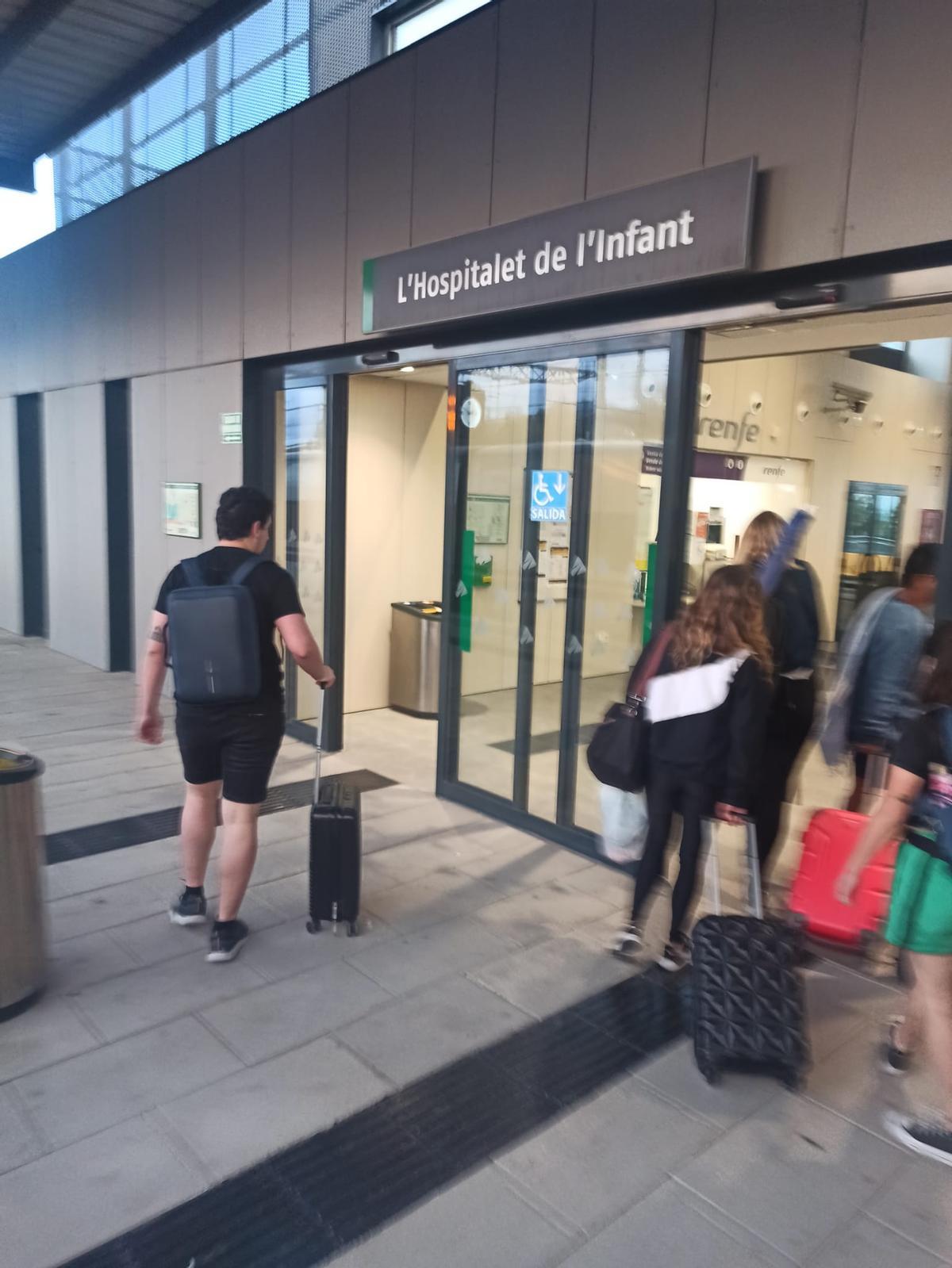 Pasajeros de un tren hacia Barcelona en l'Hospitalet de l'Infant (Tarragona), a donde deben transbordar a autobuses, en una imagen facilitada por un usuario afectado.