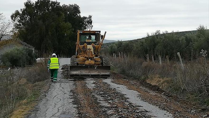 El Ayuntamiento interviene en el firme del Camino de Jaén