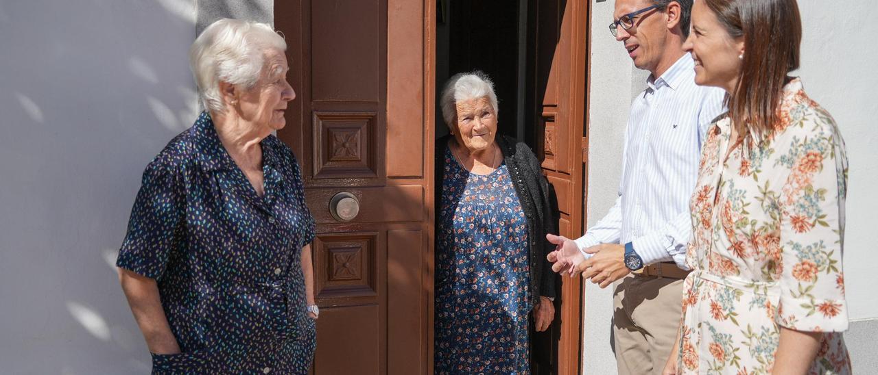 Cristina Casanueva y Santiago Cabello visitan uno de los domicilios adaptados.