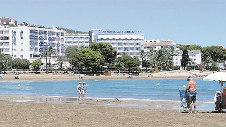 La playa de Las Fuentes sigue cerrada para ampliar muestras