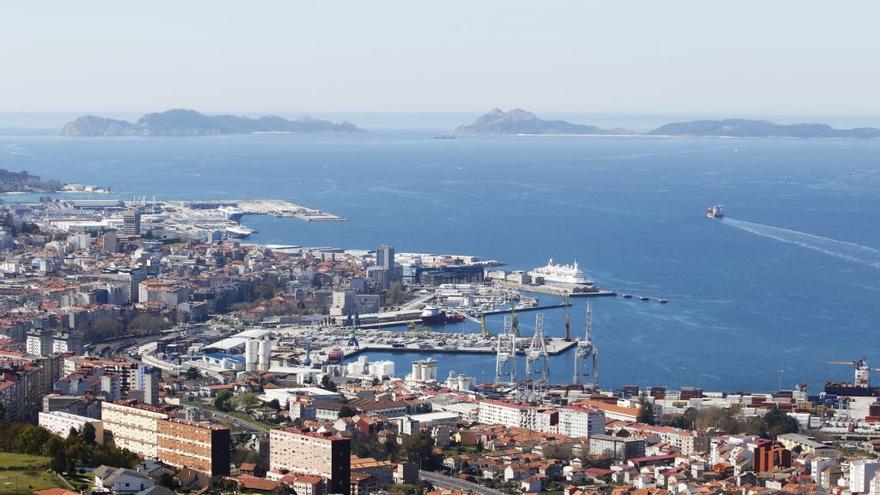 Cielo despejado sobre la ría de Vigo. // Alba Villar