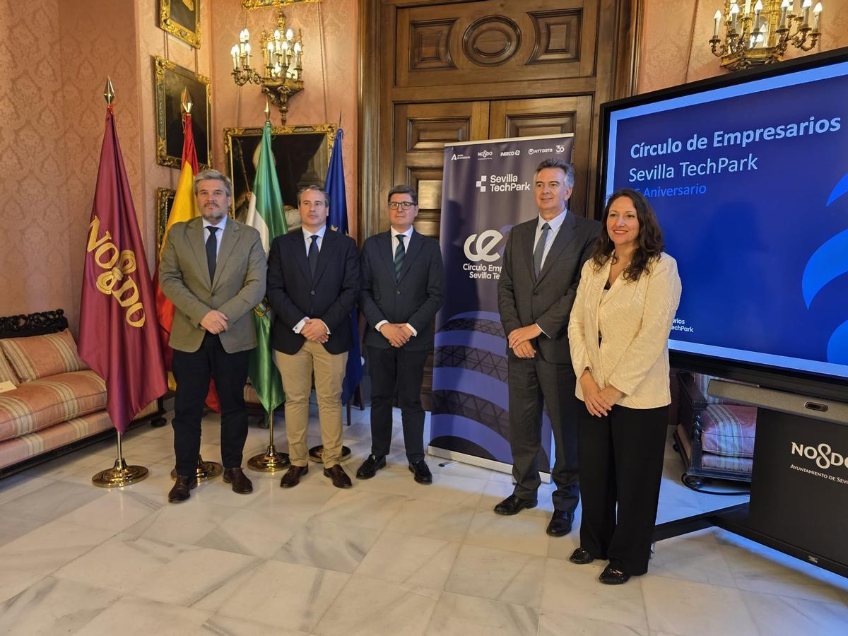 El delegado de Cartuja, Álvaro Pimentel, ofrece una rueda de prensa junto al presidente del Círculo de Empresarios de Sevilla TechPark, Raúl Maldonado, y el director gerente de Sevilla TechPark, Luis Pérez, con motivo del XXV aniversario del Círculo