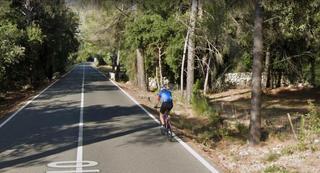 Un muerto y tres heridos en la colisión de una moto y tres bicicletas en Pollença