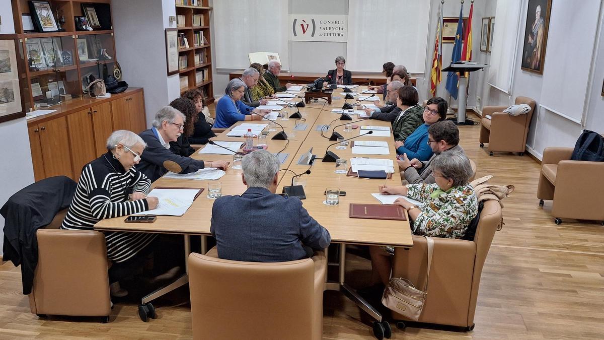 Miembros del Consell Valencià de Cultura en uno de sus plenos.