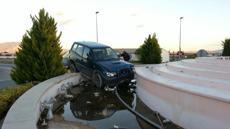 Un coche acaba dentro de una fuente de una rotonda en Totana