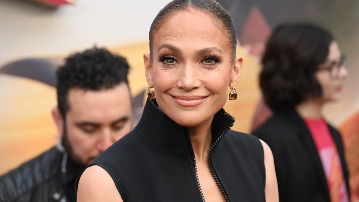 Jennifer Lopez se viste de superheroína con escote de vértigo y coleta eterna