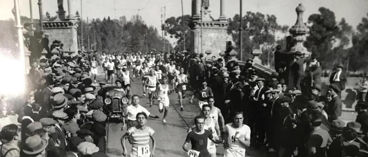 Una impresionante imagen de la Volta a Peu a su paso por el Puente del Real, en 1929. Foto: Luis Vidal