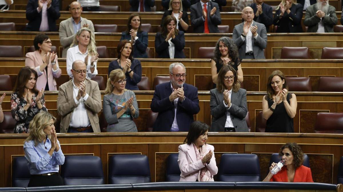 La ministra de Hacienda, María Jesús Montero, es aplaudida por la bancada del grupo socialista en el Congreso.