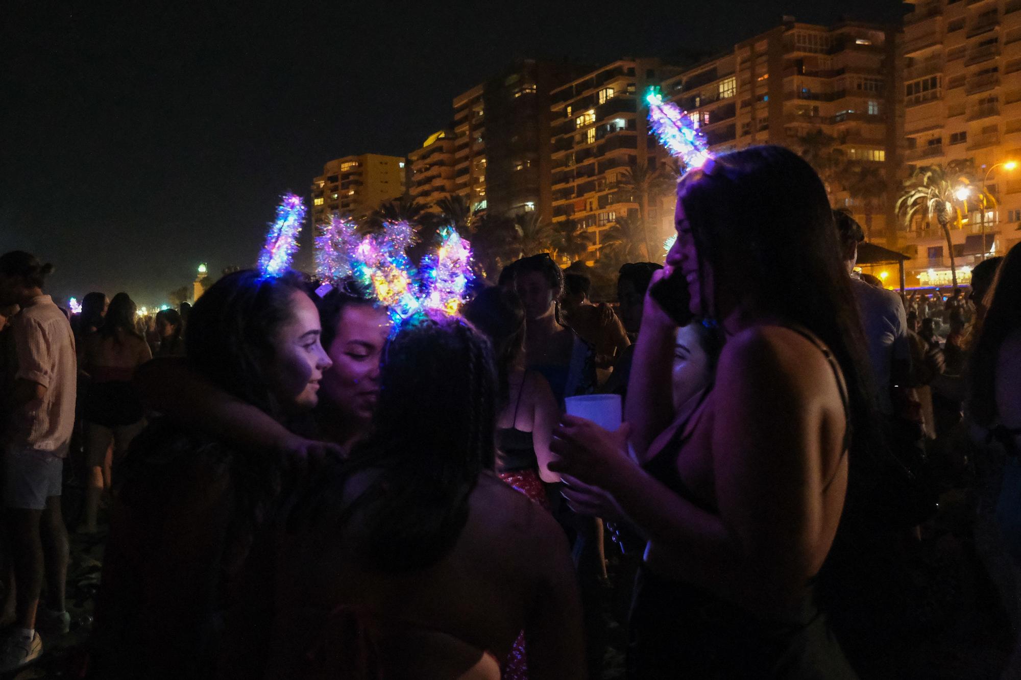 Málaga celebra una noche de San Juan llenando las playas de hogueras y fiesta