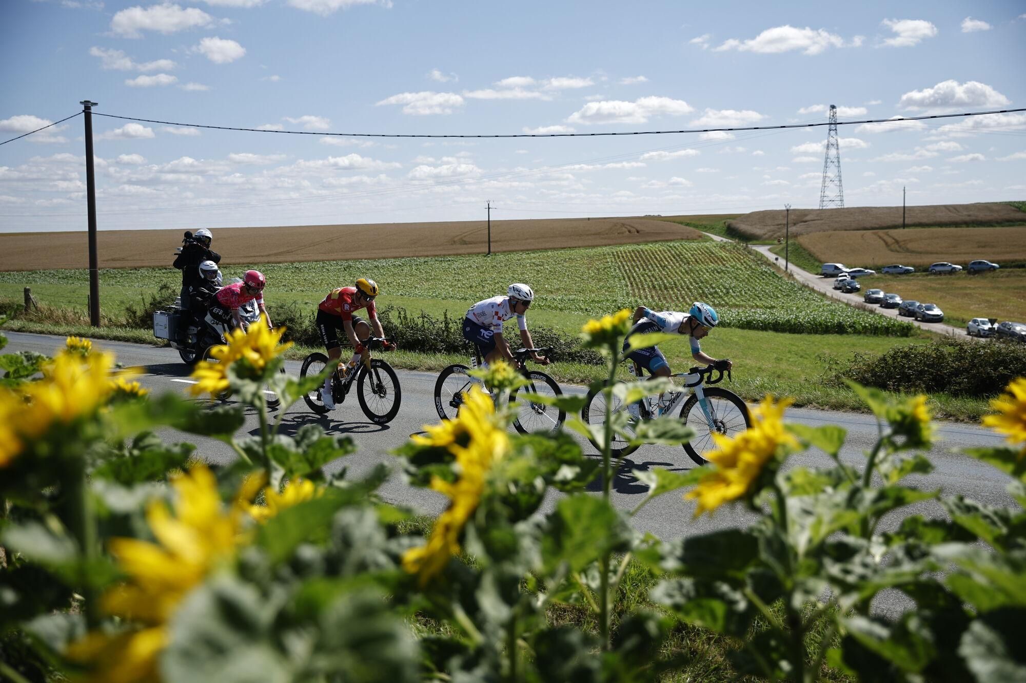 (France), 08/07/2025.- Norwegian rider Jonas Abrahamsen (L) of Uno-X Mobility team, French rider Thomas Gachignard (C) of Team TotalEnergies, and French rider Lenny Martinez (R) of Bahrain - Victorious team in action during the 4th stage of the Tour de France cycling race over 174.2km from Amiens to Rouen, France, 08 July 2025. (Ciclismo, Bahrein, Francia) EFE/EPA/MARTIN DIVISEK