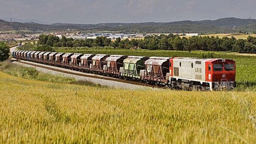 Un dels trens de mercaderies de Ferrocarrils de la línia de les mines de potassa del Bages