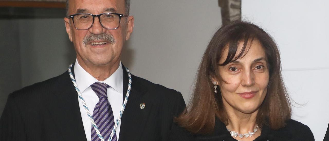 Herminia Domínguez, catedrática de Ingeniería Química, junto al presidente de la Real Academia Galega de Ciencias, Juan Lema.