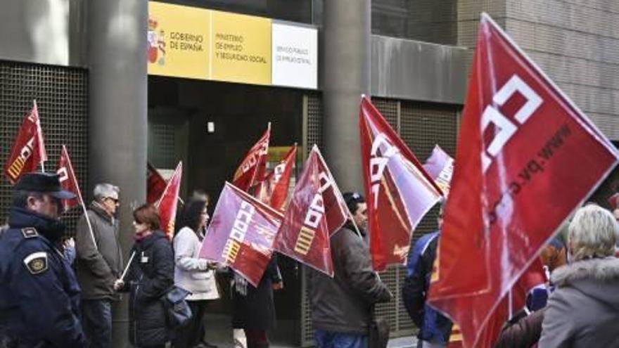 Un grupo de afectados en la protesta que protagonizaron ayer en Alicante.