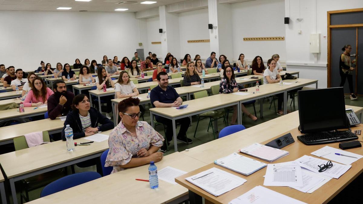 Aspirantes a una plaza de Enfermería en el SMS se examinan en una anterior oposición.