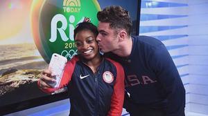 L’actor Zak Efron fa un petó a la gimnasta Simone Biles.