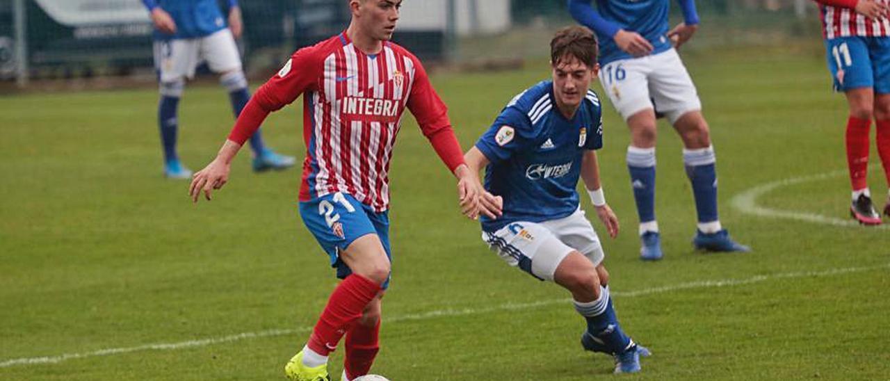 Bernabéu presiona a Lucas, del Sporting B, en El Requexón. | M. L.