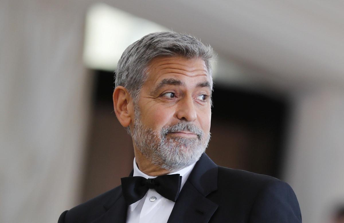 FILE PHOTO: Actor George Clooney arrives at the Metropolitan Museum of Art Costume Institute Gala (Met Gala) to celebrate the opening of Heavenly Bodies: Fashion and the Catholic Imagination in the Manhattan borough of New York, U.S., May 7, 2018.  REUTERS/Carlo Allegri/File Photo