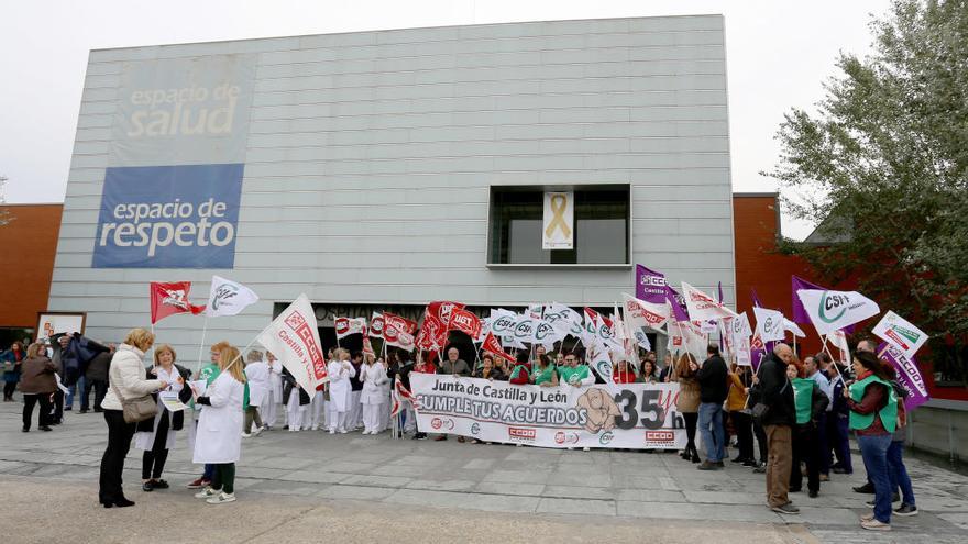 Protestas por la jornada de 35 horas: Los empleados públicos de Castilla y León cargan contra la Junta por &quot;cambiar las reglas del juego&quot;