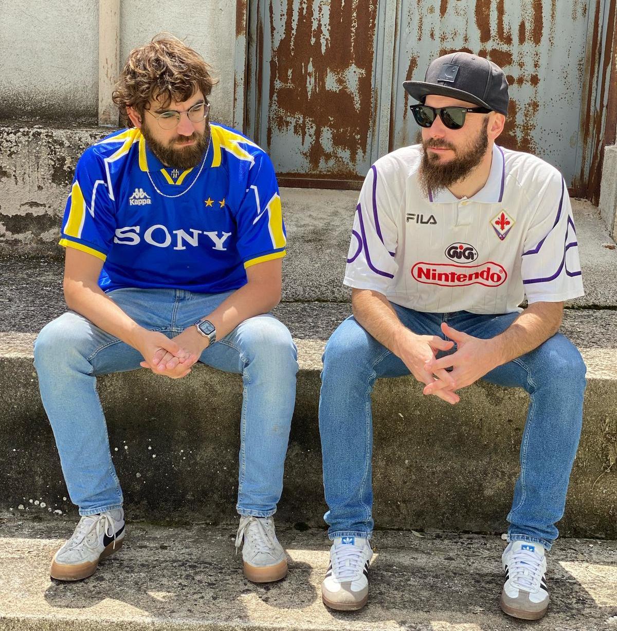 La tendencia 'bloke core' consiste en vestir una camiseta de f迆tbol para el d赤a a d赤a junto a, por ejemplo, unos tejanos