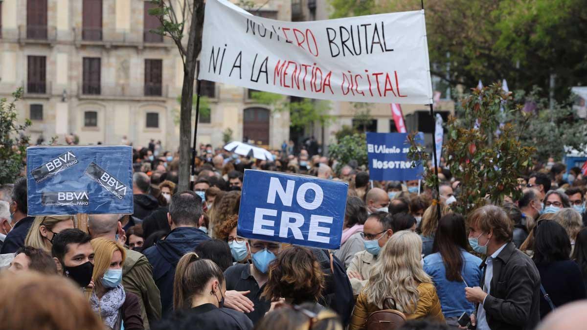 Concentración de trabajadores del BBVA en protesta por su ERE, en la avenida de la Catedral de Barcelona