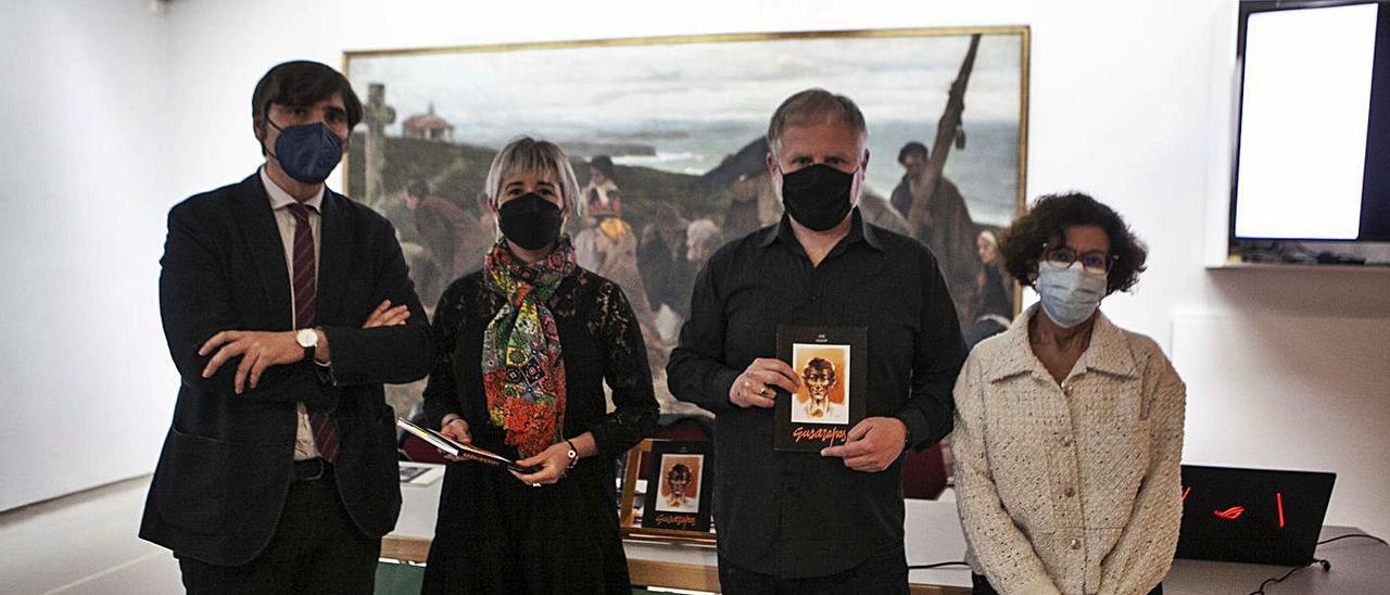 Por la izquierda, Alfonso Palacio, director del Bellas Artes; Lucía Falcón, vocal del patronato del Bellas Artes; Diego Martínez, hijo de Legazpi, y la catedrática Soledad Álvarez, ayer, en la presentación de “Gusarapas”. | Bernabé Valle