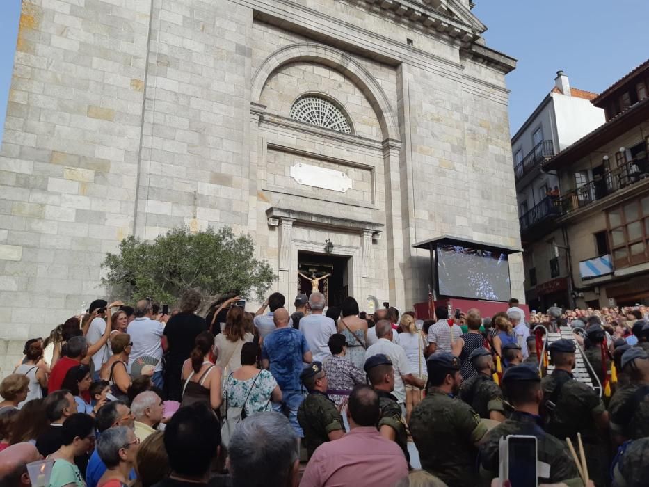 Miles de fieles acompañan a la imagen del nazareno en la tradicional procesión por el centro de la ciudad con principio y final en la Colegiata.