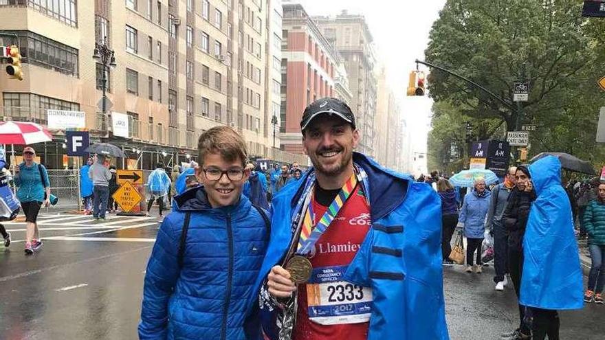 Fernando Santoveña y su hijo Pelayo tras la maratón, en Nueva York.