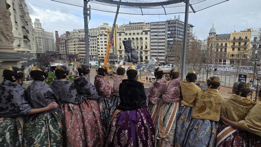 Carmen Prades y la corte siguen en directo el ensamblaje de la falla municipal