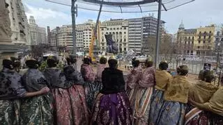 Carmen Prades y la corte contemplan en soledad una "tirada de grúa" de la falla municipal