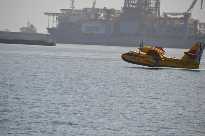 Los hidroaviones cargan agua en el Puerto de Las Palmas - Incendio Gran Canaria 2019