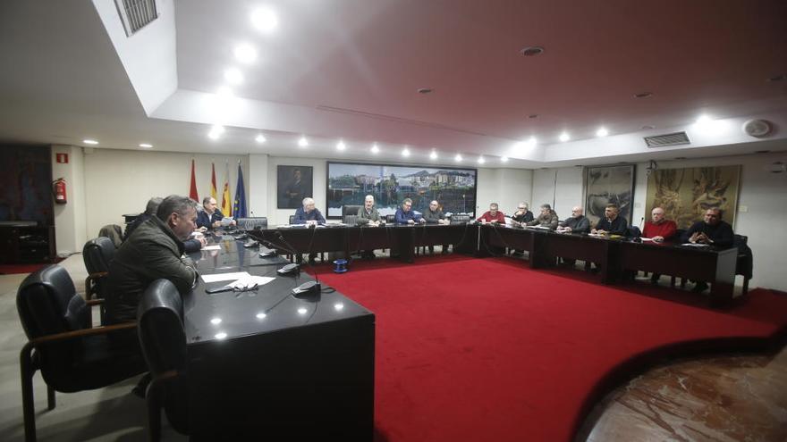 Integrantes del Consell Local Agrari de Alzira, en la reunión celebrada el lunes en el salón de plenos del ayuntamiento.