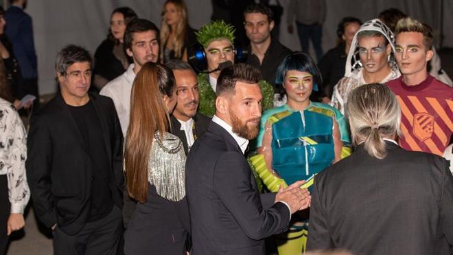 Las imágenes de la alfombra roja de Messi 10 - Messi y Antonela, con los creadores del show