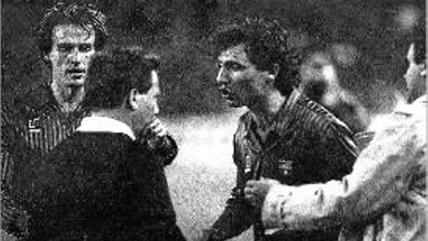 Miquel Soler intentant posar pau entre Stóitxkov i Urizar Azpitarte en el Barça-Madrid de la Supercopa en què el búlgar va trepitjar l&#039;àrbitre.