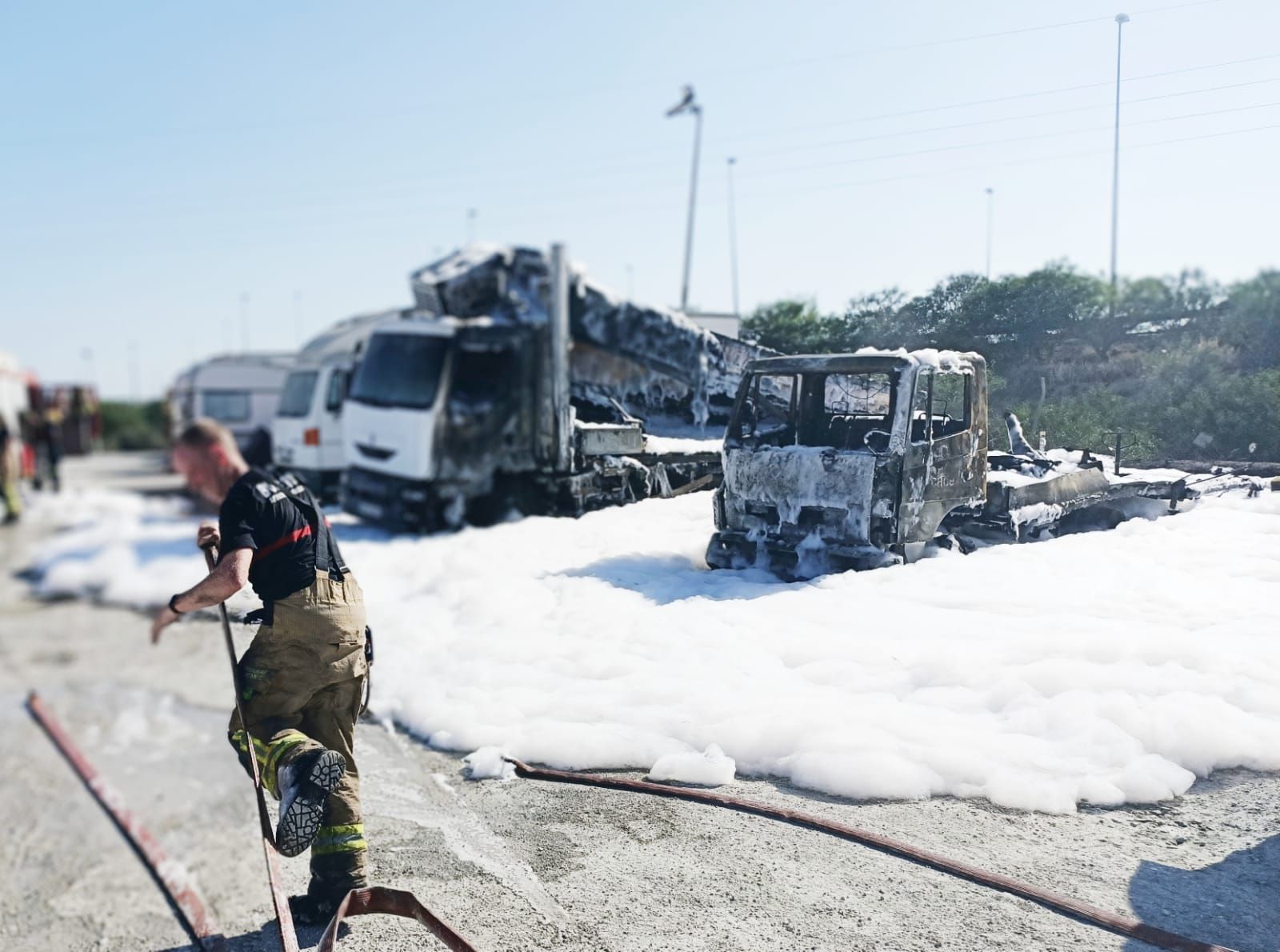 Incendio de dos camiones en un parking junto a la carretera de Ocaña