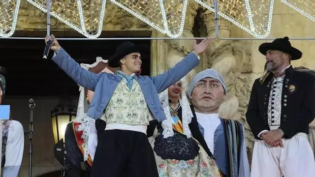 Funzo enciende Alicante con un pregón de Hogueras vibrante y lleno de sentimiento