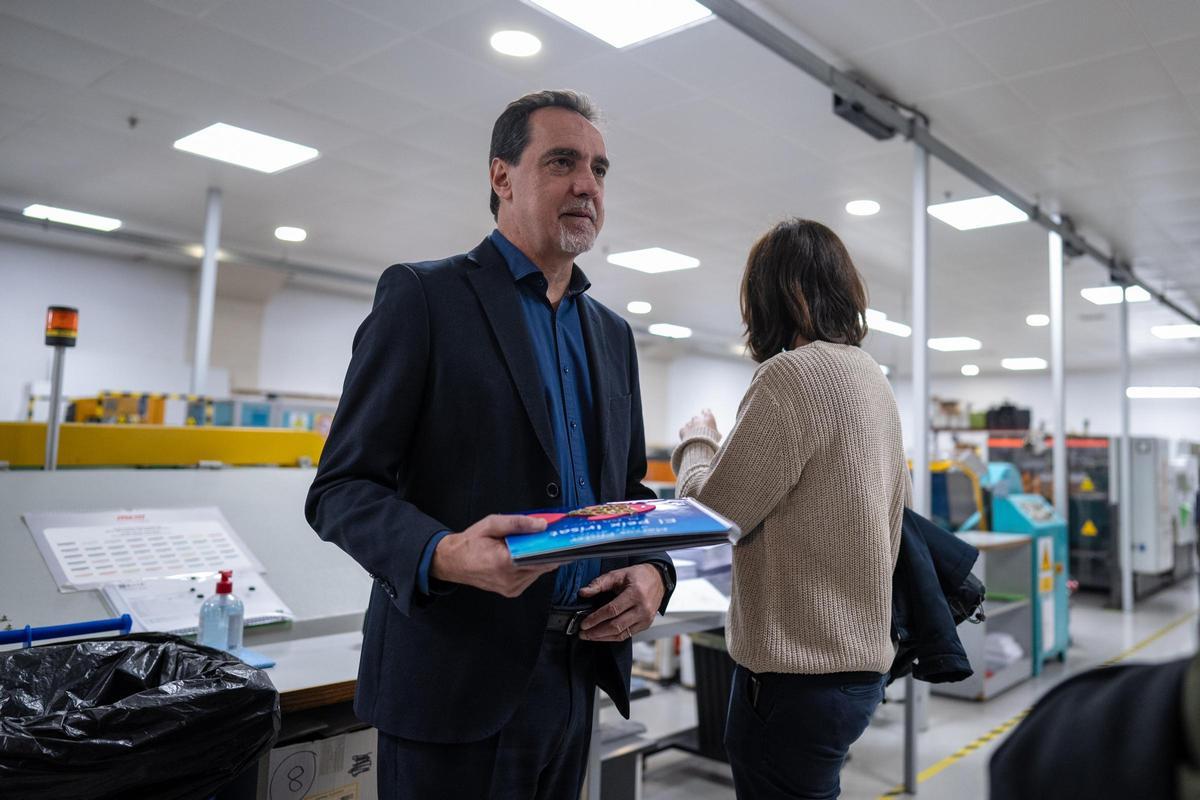 Enric Botí, delegado de la ONCE en Catalunya, en la imprenta de la organización.