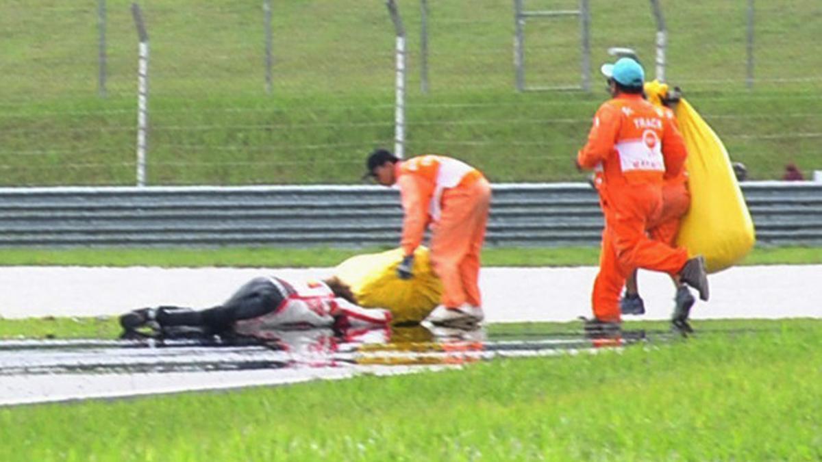 El pilot d'Honda estès a l'asfalt després de l'accident mortal.