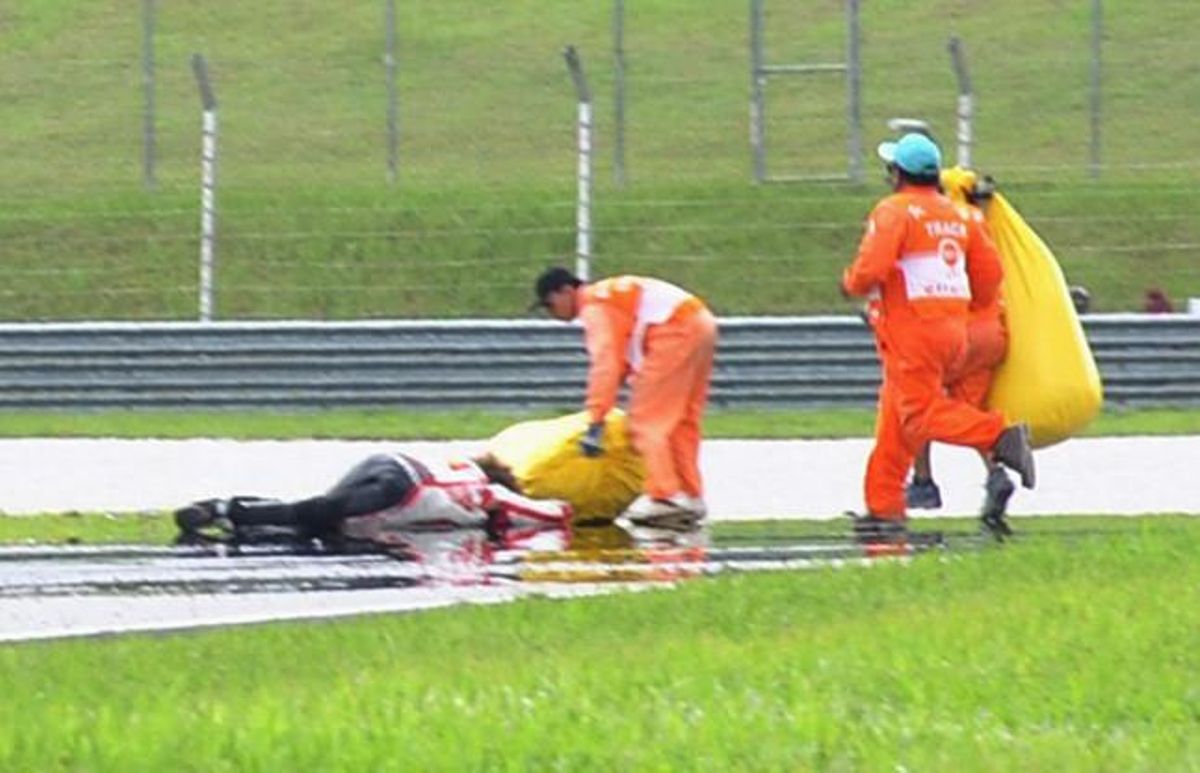 El pilot d’Honda estès a l’asfalt després de l’accident mortal.